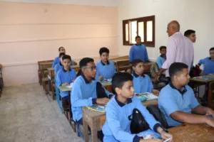 من قلب الطابور.. محافظ القليوبية يبعث رسالة أمل للطلاب مع أول يوم دراسي