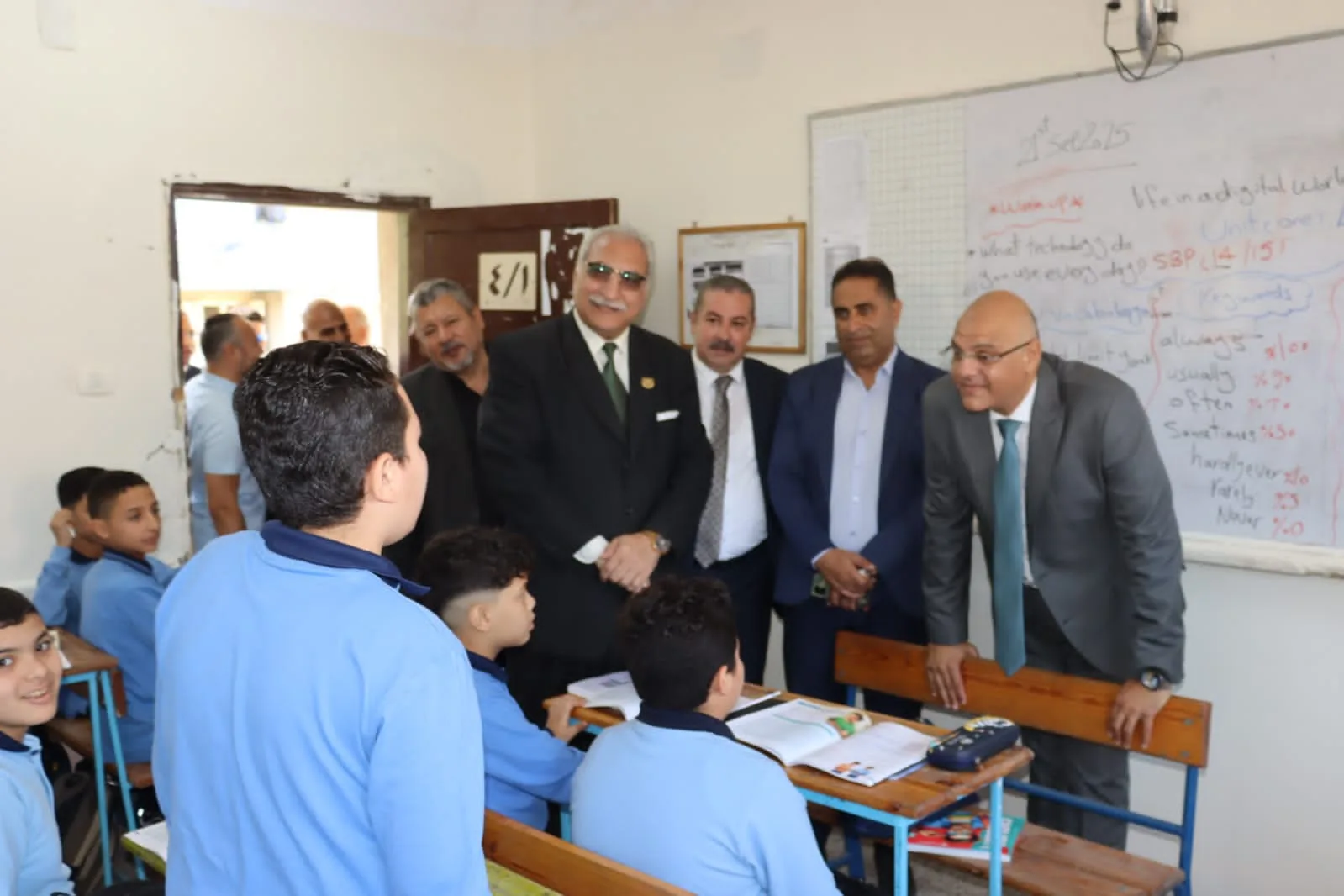 من قلب الطابور.. محافظ القليوبية يبعث رسالة أمل للطلاب مع أول يوم دراسي من قلب الطابور.. محافظ القليوبية يبعث رسالة أمل للطلاب مع أول يوم دراسي