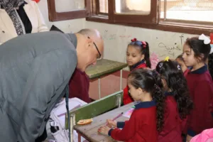 من قلب الطابور.. محافظ القليوبية يبعث رسالة أمل للطلاب مع أول يوم دراسي