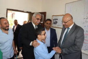 من قلب الطابور.. محافظ القليوبية يبعث رسالة أمل للطلاب مع أول يوم دراسي