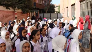 من قلب الطابور.. محافظ القليوبية يبعث رسالة أمل للطلاب مع أول يوم دراسي