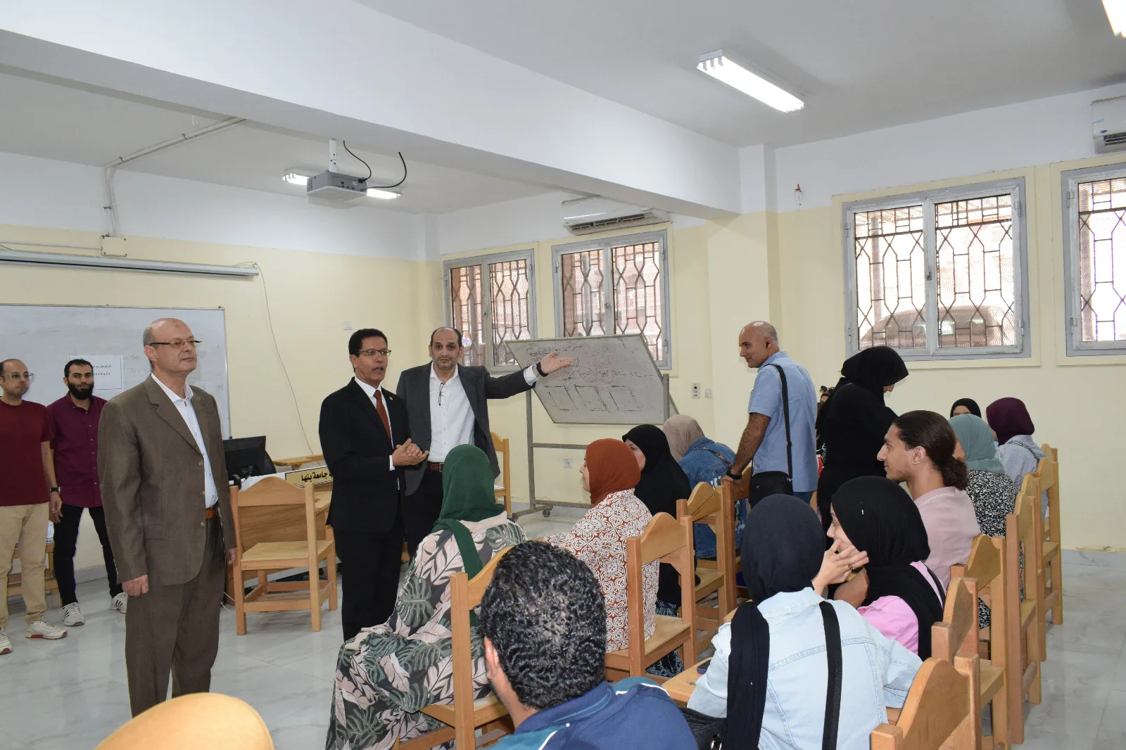 رئيس جامعة بنها يتفقد كلية الآداب ويتابع انتظام الدراسة مع بداية العام الجامعي الجديد رئيس جامعة بنها يتفقد كلية الآداب ويتابع انتظام الدراسة مع بداية العام الجامعي الجديد