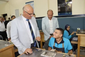 محافظ القليوبية يتفقد مدرسة إيجيبت جولد ويشيد بربط التعليم بسوق العمل