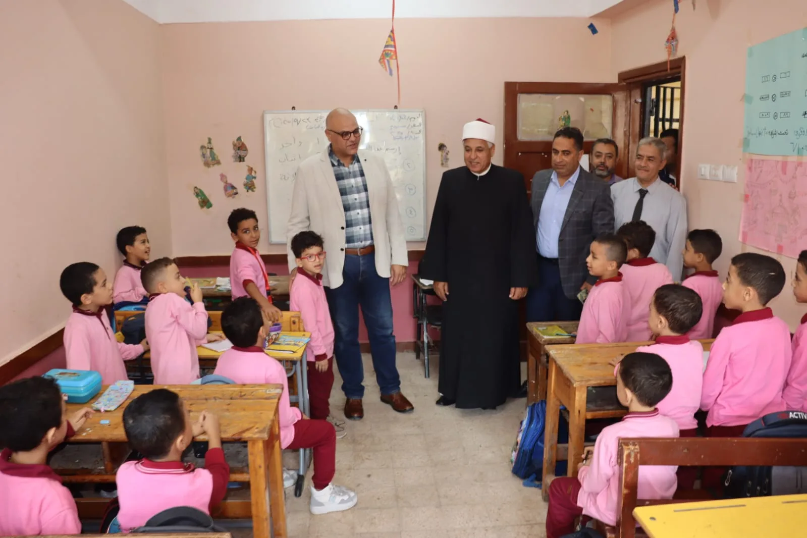 محافظ القليوبية يتفقد المعاهد الأزهرية ببنها ويؤكد: "العلم والأخلاق أساس الريادة" محافظ القليوبية يتفقد المعاهد الأزهرية ببنها ويؤكد: "العلم والأخلاق أساس الريادة"