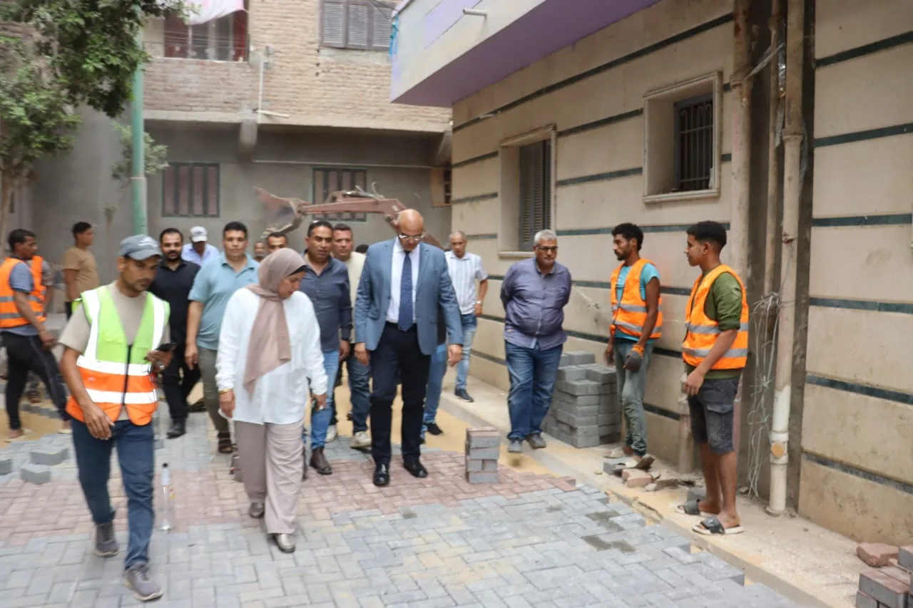 محافظ القليوبية يتفقد أعمال الرصف بـ"الإنترلوك" في منطقة أتريب ببنها محافظ القليوبية يتفقد أعمال الرصف بـ"الإنترلوك" في منطقة أتريب ببنها