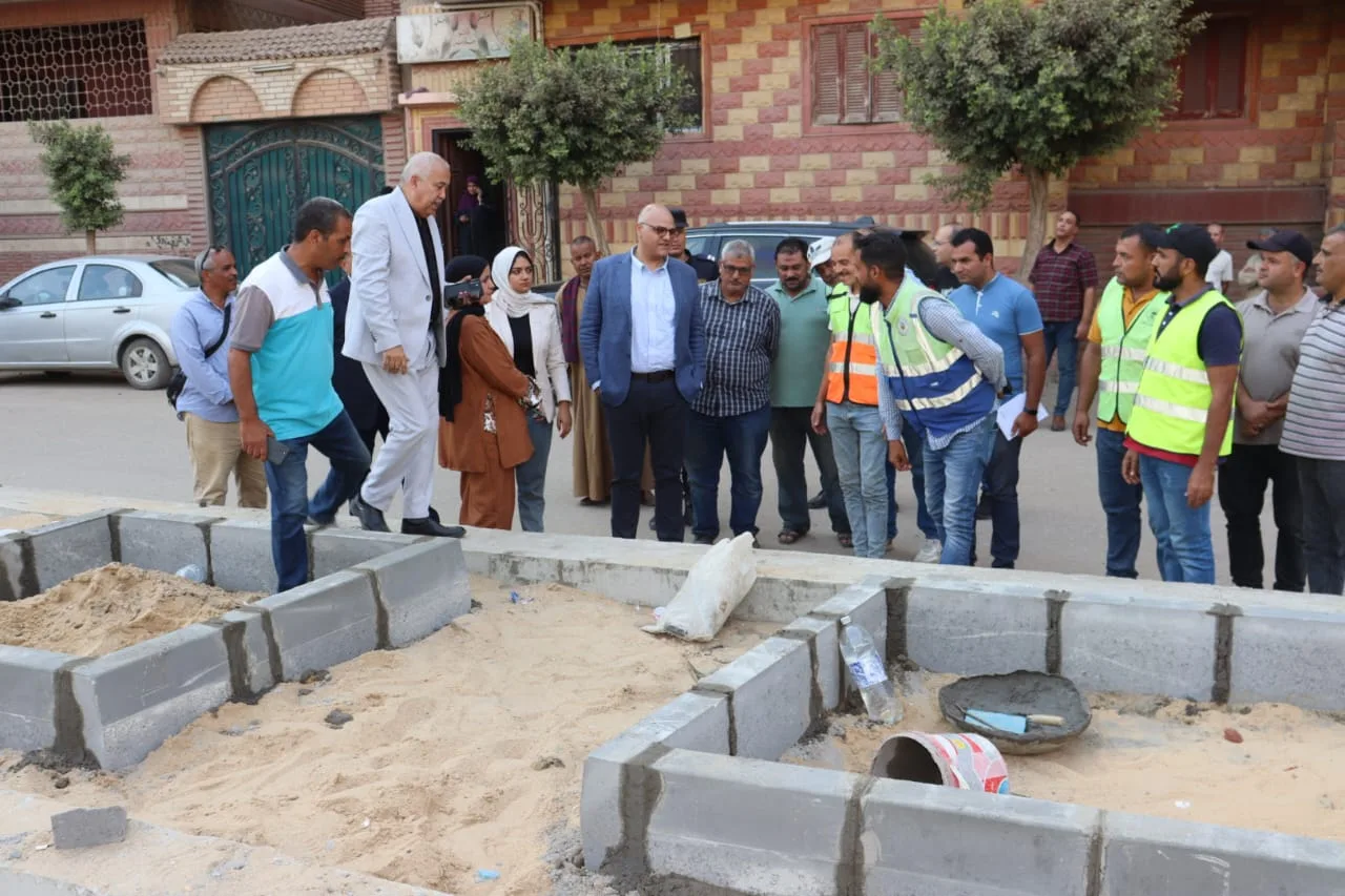 محافظ القليوبية يتفقد أعمال تطوير ورصف شارع "مصرف الحصة" بطوخ ويوجه بسرعة الإنجاز