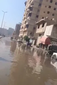 كسر ماسورة مياه رئيسية يغرق شارع المطحن في مسطرد.. واستجابة عاجلة من الطوارئ