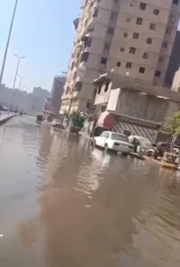 كسر ماسورة مياه رئيسية يغرق شارع المطحن في مسطرد.. واستجابة عاجلة من الطوارئ