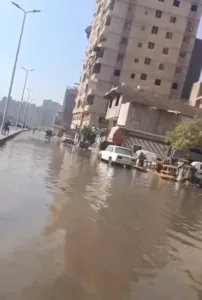 كسر ماسورة مياه رئيسية يغرق شارع المطحن في مسطرد.. واستجابة عاجلة من الطوارئ