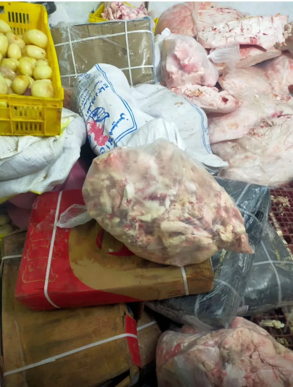 حملات تموينية تكشف مصنعًا مخالفًا بشبين القناطر وتضبط 3.6 طن لحوم ودهون غير صالحة للاستهلاك