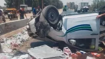 السيطرة على تعطل مروري بعد انقلاب سيارة محملة بجراكن تنر على الطريق الحر ببنها دون إصابات السيطرة على تعطل مروري بعد انقلاب سيارة محملة بجراكن تنر على الطريق الحر ببنها دون إصابات