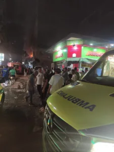 النيابة تنتدب المعمل الجنائي لكشف لغز حريق معرض الأدوات المنزلية بشبرا الخيمة.. وإنقاذ 5 مصابين من وسط الدخان