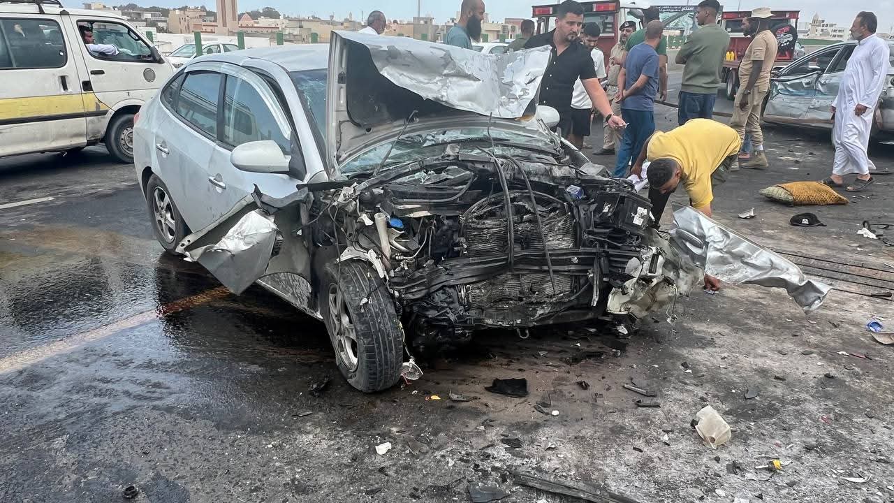 العربية دخلت في الرصيف ، مصرع شخص وزوجته في حادث علي الدائري