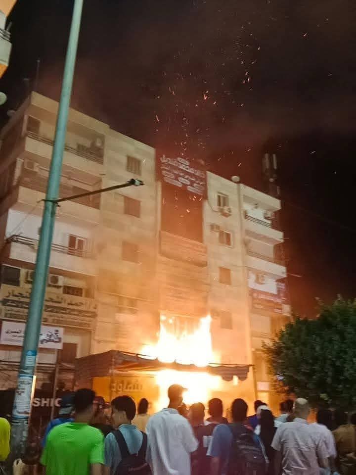 السيطرة على حريق داخل محل أحذية أمام إستاد بنها دون إصابات.. والمعمل الجنائي يحقق في الأسباب السيطرة على حريق داخل محل أحذية أمام إستاد بنها دون إصابات.. والمعمل الجنائي يحقق في الأسباب