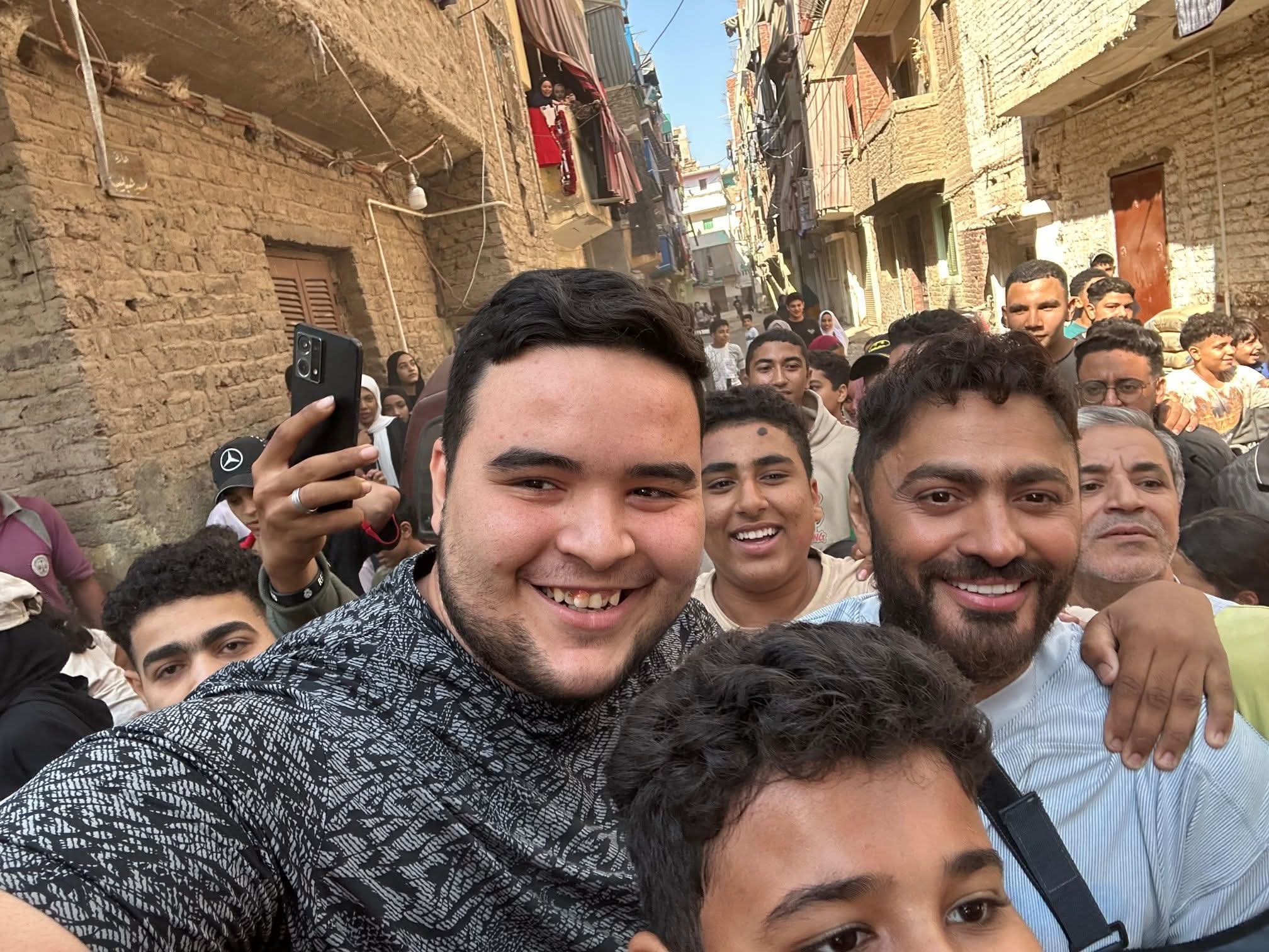 تامر حسني يرسم البسمة على وجه طفلة من القليوبية مصابة بالسرطان بزيارة إنسانية مؤثرة تامر حسني يرسم البسمة على وجه طفلة من القليوبية مصابة بالسرطان بزيارة إنسانية مؤثرة