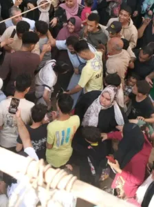 تامر حسني يرسم البسمة على وجه طفلة من القليوبية مصابة بالسرطان بزيارة إنسانية مؤثرة