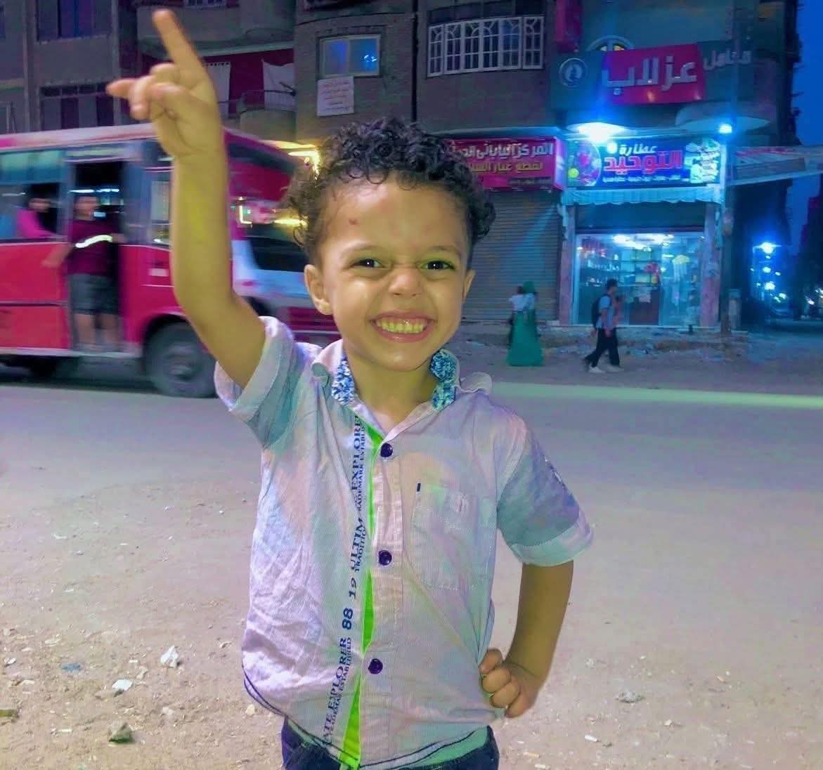 مأساة شبرا الخيمة.. العثور على جثمان الطفل "سليم محمد" داخل شبكة الصرف بعد يوم من اختفائه والأهالي يطالبون بمحاسبة المقصرين