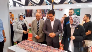 رئيس جامعة بنها يفتتح معرض المنتجات الغذائية ويؤكد دعم الدور المجتمعي للجامعة