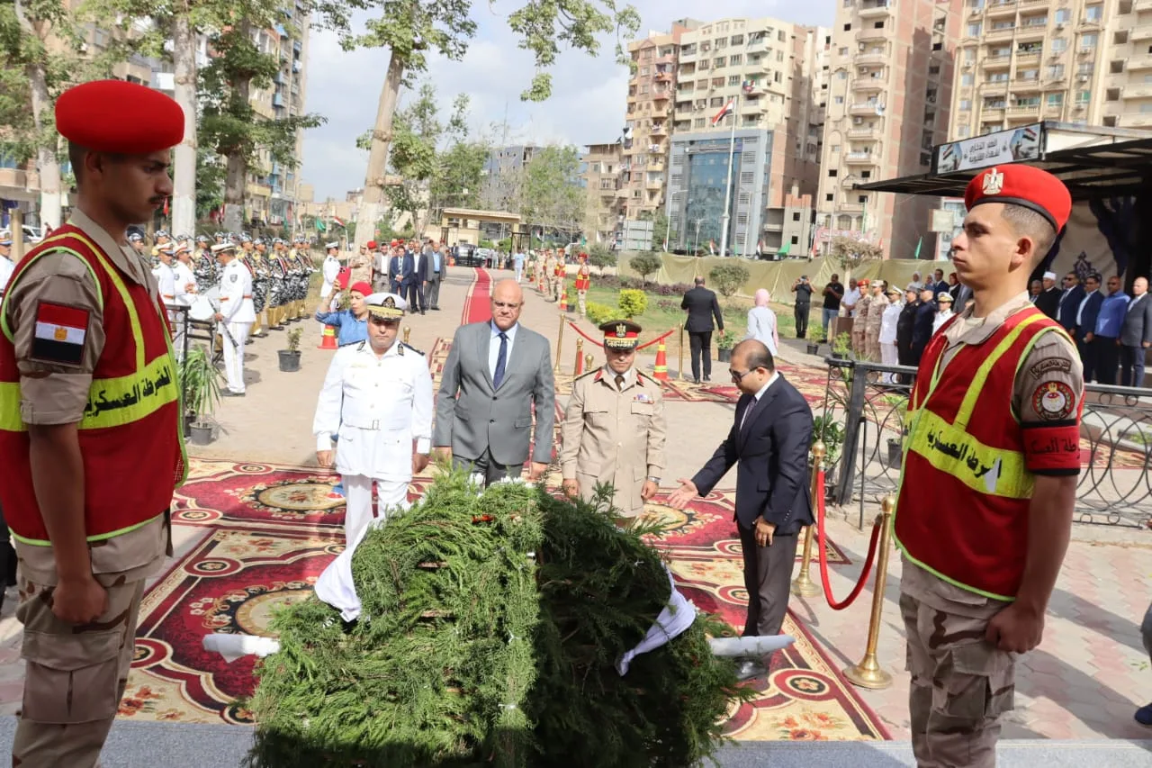 محافظ القليوبية يضع إكليل الزهور على النصب التذكاري ببنها احتفالًا بالذكرى الـ52 لانتصارات أكتوبر المجيدة