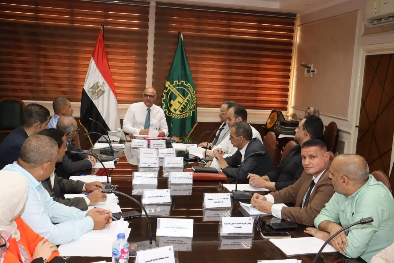 أيمن عطية يترأس اجتماع المناطق الصناعية ويوجه بحزمة تيسيرات للمستثمرين ويدعو للتوسع في المدارس التطبيقية لتخريج عمالة ماهرة قادرة على المنافسة