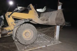 إزالة معرضي سيارات مخالفين على الطريق الزراعي ببنها.. محافظ القليوبية: تطبيق القانون بحزم ولا تهاون مع المعتدين على الأراضي الزراعية