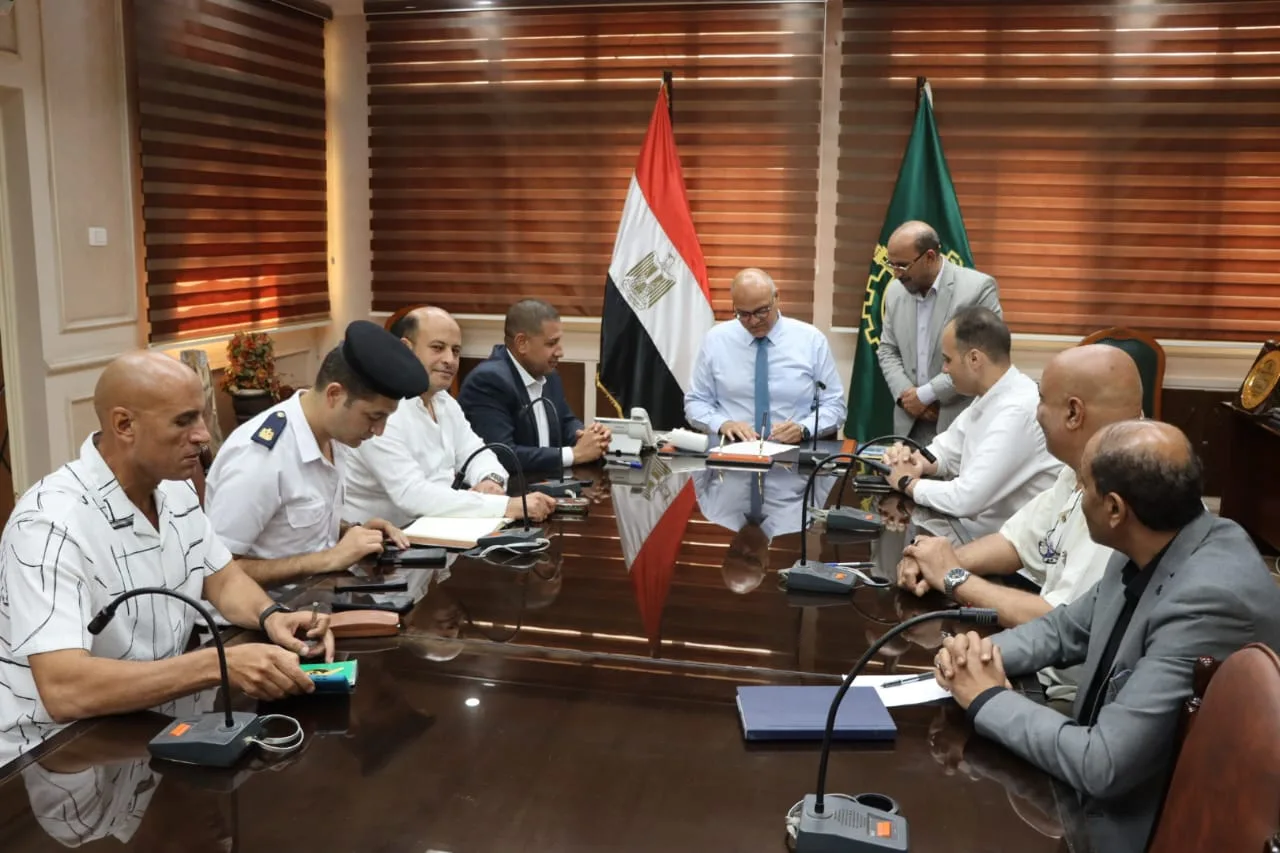 محافظ القليوبية يعتمد تعريفة الركوب الجديدة ويشدد على الرقابة الصارمة عقب زيادة أسعار الوقود