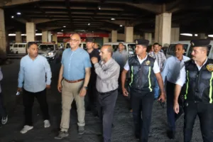 محافظ القليوبية يتفقد المواقف لمتابعة تنفيذ التعريفة الجديدة ويؤكد: لا تهاون مع المخالفين وتكثيف الرقابة على السائقين ومحطات الوقود