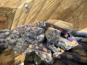 ضبط 2800 لتر من زيوت السيارات مجهولة المصدر بمخزن غير مرخص بالقليوبية