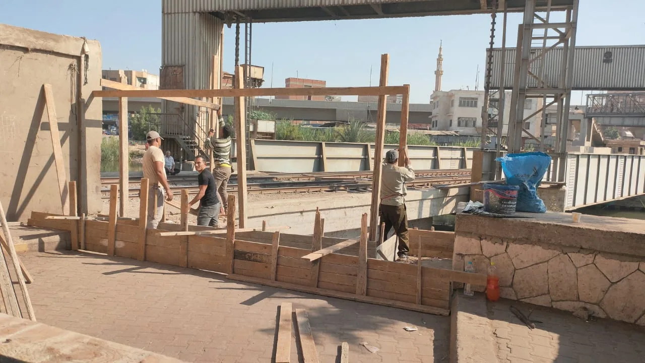 القليوبية تغلق المعبر العشوائي بالسكة الحديد ببنها وتشغل سلم المشاة المتحرك لحماية الأرواح وتأمين العبور الآمن القليوبية تغلق المعبر العشوائي بالسكة الحديد ببنها وتشغل سلم المشاة المتحرك لحماية الأرواح وتأمين العبور الآمن