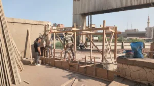 القليوبية تغلق المعبر العشوائي بالسكة الحديد ببنها وتشغل سلم المشاة المتحرك لحماية الأرواح وتأمين العبور الآمن