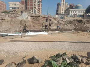 القليوبية تغلق المعبر العشوائي بالسكة الحديد ببنها وتشغل سلم المشاة المتحرك لحماية الأرواح وتأمين العبور الآمن