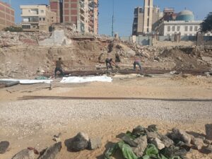 القليوبية تغلق المعبر العشوائي بالسكة الحديد ببنها وتشغل سلم المشاة المتحرك لحماية الأرواح وتأمين العبور الآمن