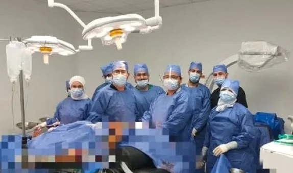 بطولة طبية بمستشفى قها.. إنقاذ شاب من بتر ساقه بعد حادث قطار مروع في عملية استمرت ساعات