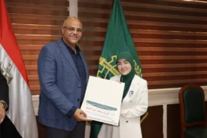 محافظ القليوبية يكرم الطالبتين "بسملة وتغريد" بعد فوزهما في تحدي القراءة العربي بدبي.. نموذج مشرف لعزيمة وإبداع أبناء مصر