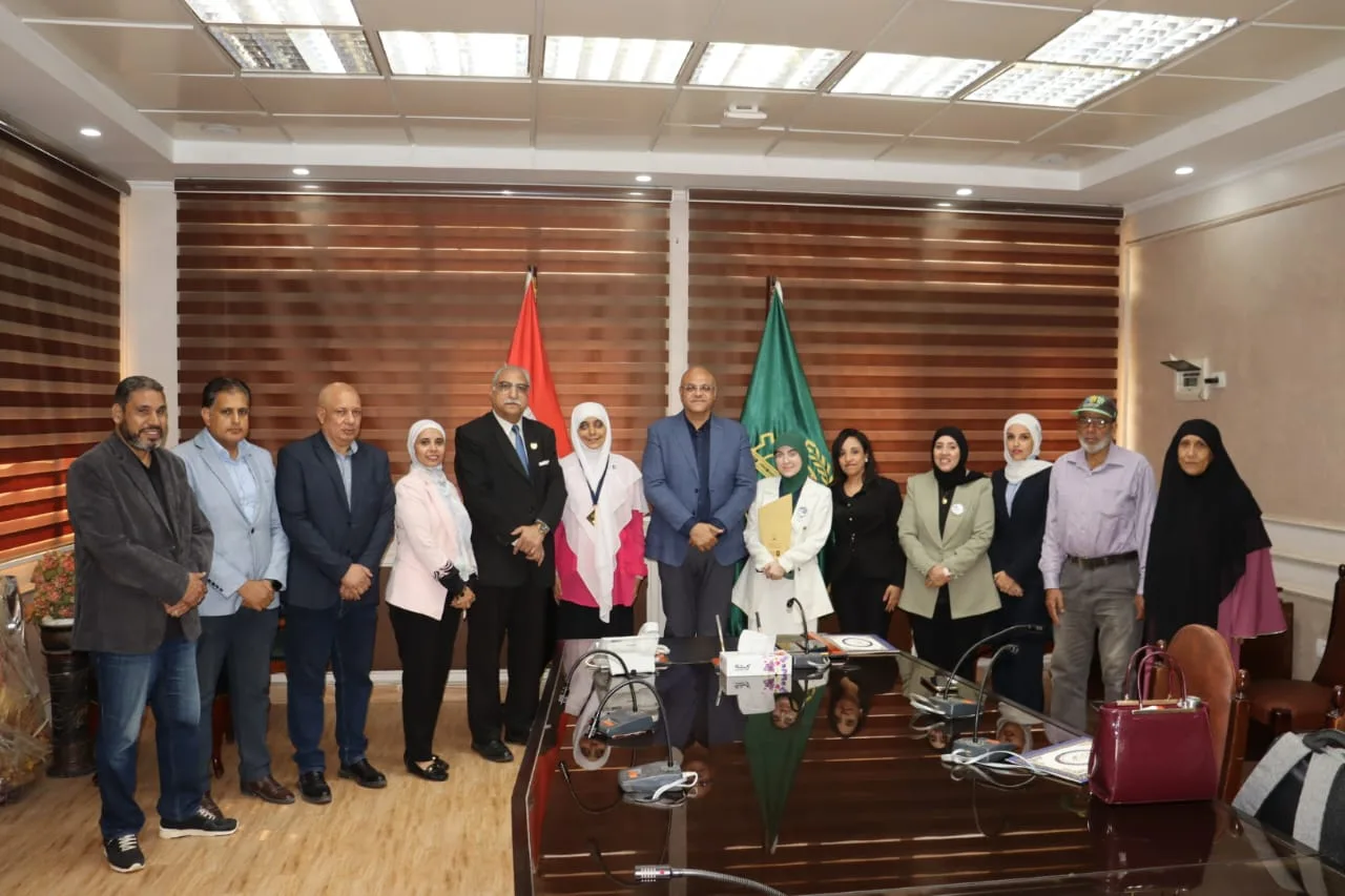 محافظ القليوبية يكرم الطالبتين "بسملة وتغريد" بعد فوزهما في تحدي القراءة العربي بدبي.. نموذج مشرف لعزيمة وإبداع أبناء مصر