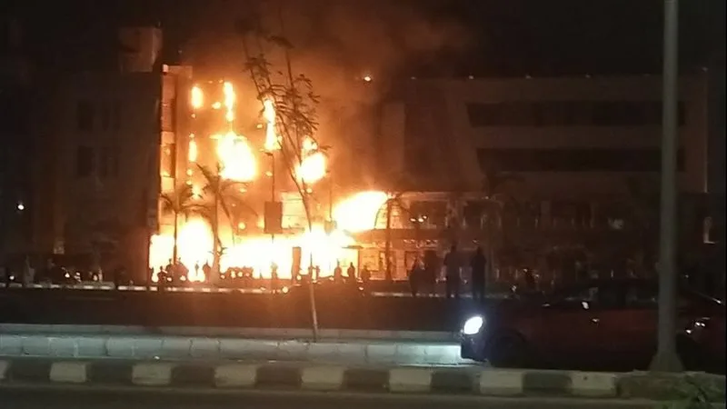 تفاصيل حريق مول العبور: ماس كهربائي يشتعل في محال الهواتف وسرعة تدخل الحماية المدنية تفاصيل حريق مول العبور: ماس كهربائي يشتعل في محال الهواتف وسرعة تدخل الحماية المدنية