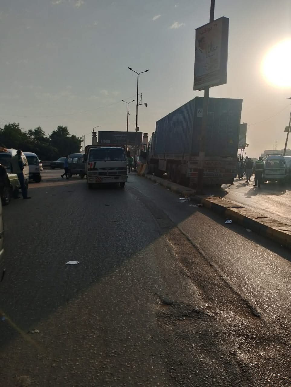 تعثر تريلا على كوبري كفر الجزار يوقف حركة المرور في بنها تعثر تريلا على كوبري كفر الجزار يوقف حركة المرور في بنها