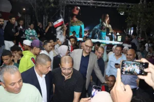 محافظ القليوبية يهنئ عروسين شاركا المواطنين فرحة افتتاح المتحف المصري الكبير بقليوب