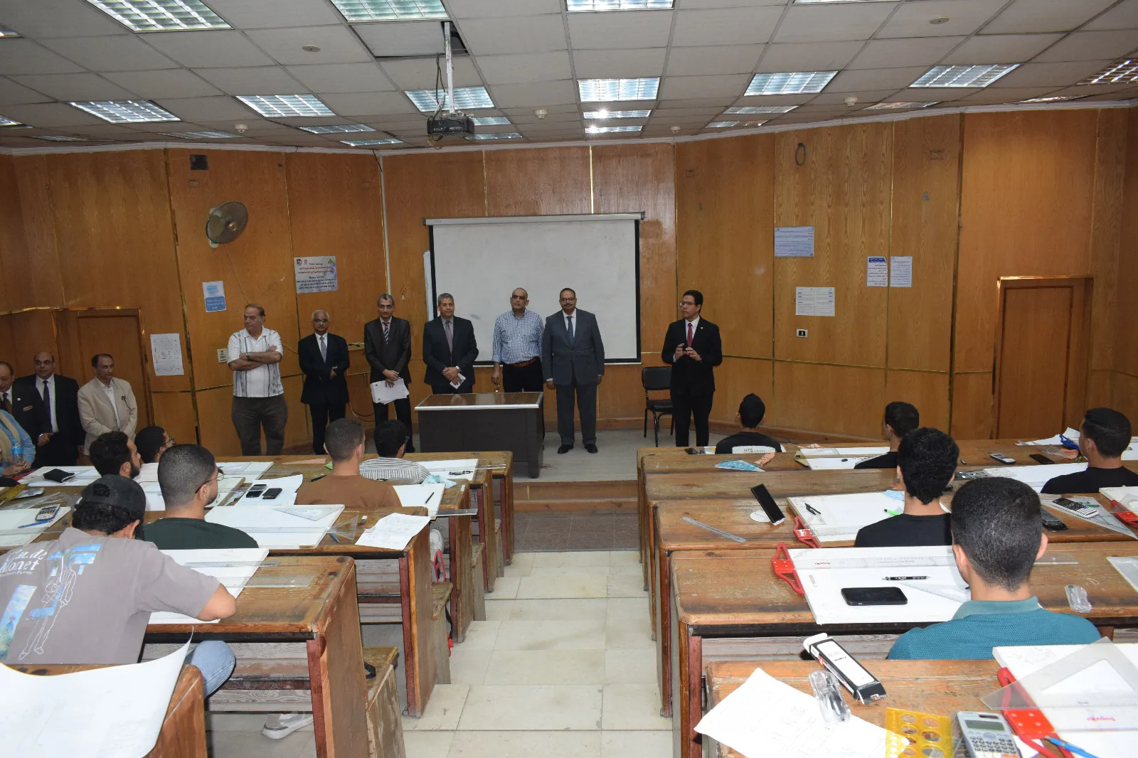 خلال جولته بكلية الهندسة بشبرا.. رئيس جامعة بنها يشدد على أهمية تنمية مهارات الطلاب وربط التعليم بسوق العمل