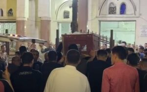 شاحن هاتف ينهي حياة أسرة كاملة في شبرا الخيمة.. جنازة مهيبة وحزن كبير