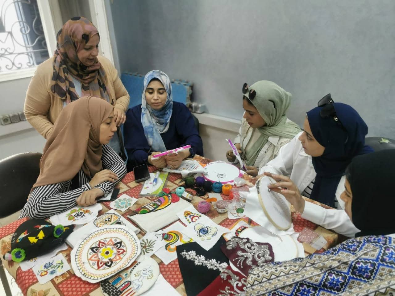 جامعة بنها تطلق قافلة توعوية لتعزيز الصناعات الصغيرة وتمكين المرأة عبر الحرف اليدوية في كفر مناقر