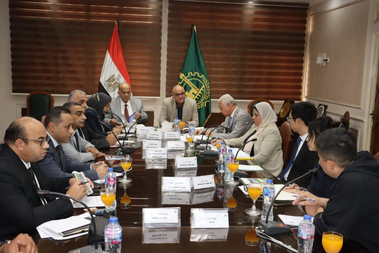 محافظ القليوبية يبحث مع وفد صيني تنفيذ مشروع ضخم لتحويل النفايات إلى طاقة كهربائية بمدينة أبو زعبل ضمن رؤية مصر 2030