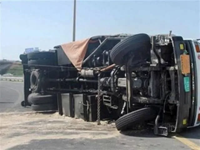 رفع آثار حادث انقلاب سيارة نقل على طريق كفر شكر – بنها وعودة المرور لطبيعته
