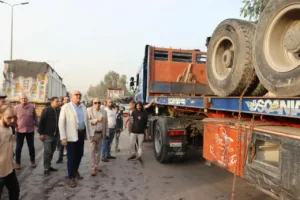 محافظ القليوبية يُتابع حادث انقلاب سيارة تريلا في ترعة بـ"طوخ"