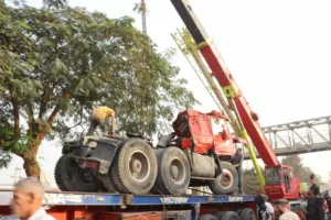 محافظ القليوبية يُتابع حادث انقلاب سيارة تريلا في ترعة بـ"طوخ"