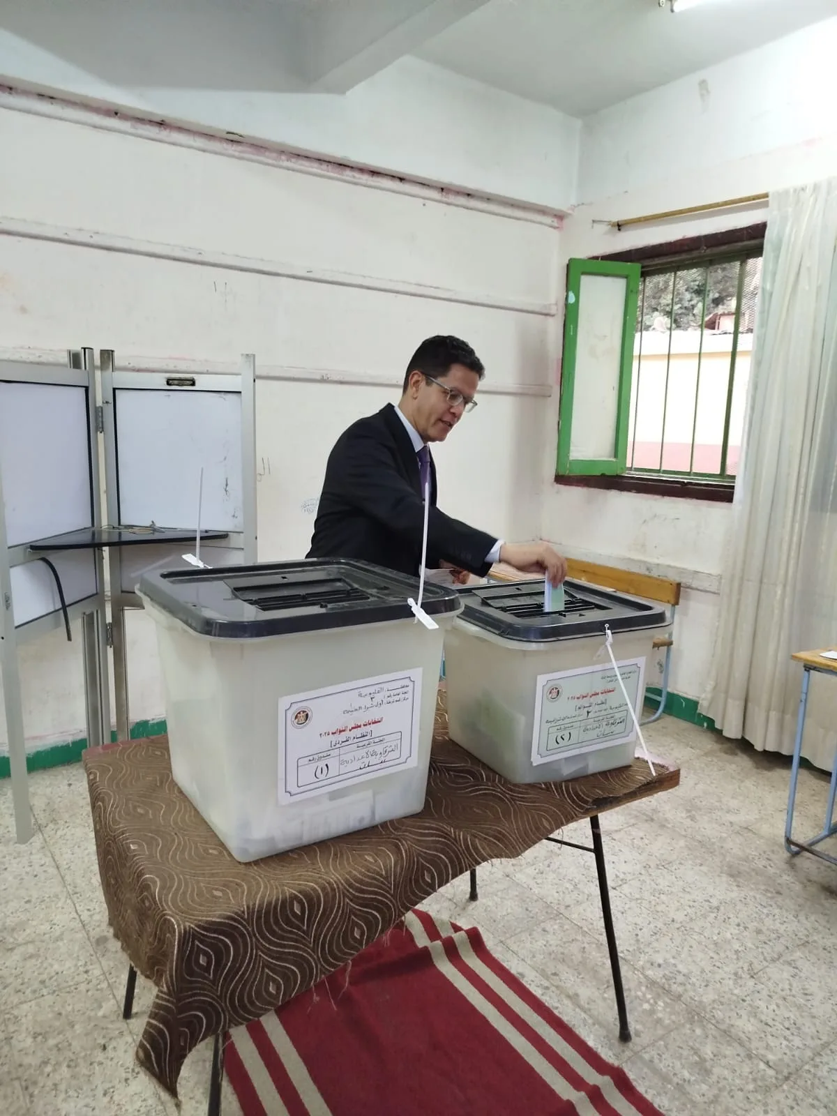 رئيس جامعة بنها يدلي بصوته في انتخابات مجلس النواب رئيس جامعة بنها يدلي بصوته في انتخابات مجلس النواب