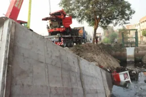 محافظ القليوبية يُتابع حادث انقلاب سيارة تريلا في ترعة بـ"طوخ"