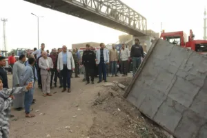 محافظ القليوبية يُتابع حادث انقلاب سيارة تريلا في ترعة بـ"طوخ"