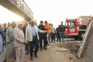 محافظ القليوبية يُتابع حادث انقلاب سيارة تريلا في ترعة بـ"طوخ"