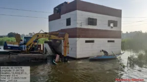 محافظ القليوبية يتابع إزالة 12 حالة تعدٍ "مغمورة بالمياه " بفرع رشيد بالقناطر الخيرية